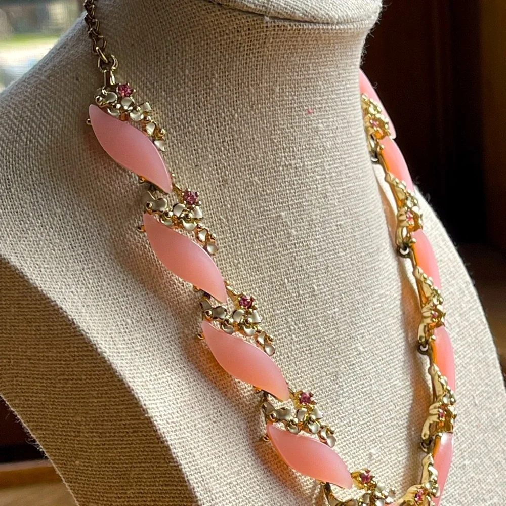 Vintage powder pink thermoset choker necklace with flowers and rhinestones - Picture 3 of 9